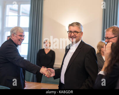 Fulda, Germania. Xxv Sep, 2017. peter kohlgraf (r), Vescovo di Mainz, viene ricevuto da karlheinz diez (l), vescovo ausiliare a Fulda, all'inizio dell'autunno Riunione Plenaria della Conferenza episcopale tedesca in st. Bonifacio hall a Fulda, Germania, 25 settembre 2017. i Vescovi tedeschi tradizionalmente riunisce presso la tomba di san Bonifacio in oriente hessian cattedrale cittadina. Credito: Frank rumpenhorst/dpa/alamy live news Foto Stock