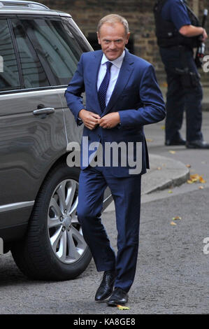 Londra, Regno Unito. 26 Sep, 2017. Donald Tusk, Presidente del Consiglio europeo, arriva a Downing Street per colloqui su Brexit con Theresa Maggio, Primo Ministro. Credito: Stephen Chung/Alamy Live News Foto Stock