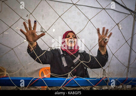 Erbil, Iraq. Xxv Sep, 2017. Una donna araba da Mosul sostenendo il referendum sull'indipendenza del Kurdistan è visto in una stazione di voto durante il giorno del referendum a Erbil, Iraq. persone di curdi che la regione autonoma del voto per l indipendenza referendum su settembre 25th, 2017, nonostante la forte opposizione dei paesi vicini e la legittimità del rifiuto iracheno governo federale. Credito: iranimages/zuma filo/alamy live news Foto Stock