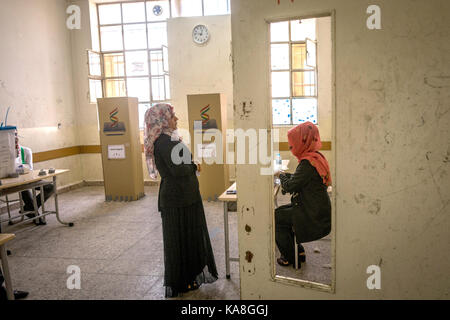 Erbil, Iraq. Xxv Sep, 2017. un cittadino di erbil è visto in una stazione di voto durante il giorno del referendum a Erbil, Iraq. persone di curdi che la regione autonoma del voto per l indipendenza referendum su settembre 25th, 2017, nonostante la forte opposizione dei paesi vicini e la legittimità del rifiuto iracheno governo federale. Credito: iranimages/zuma filo/alamy live news Foto Stock