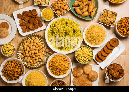 Foto di stock di diwali cibo o diwali snack o diwali dolci come anarsa, bakarvadi, chakli, sev, bhujiya, shankar pallido e chivda o chiwada, karanj Foto Stock