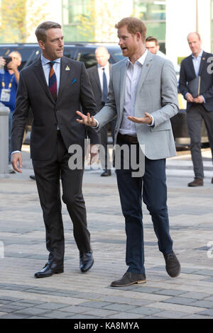 Il principe Harry, con Michael burns, CEO di invictus giochi, arrivando per l'istituto canadese per militari e il veterano la ricerca sanitaria (cimvhr) conferenza presso il centro beanfield a Toronto in Canada. Foto Stock