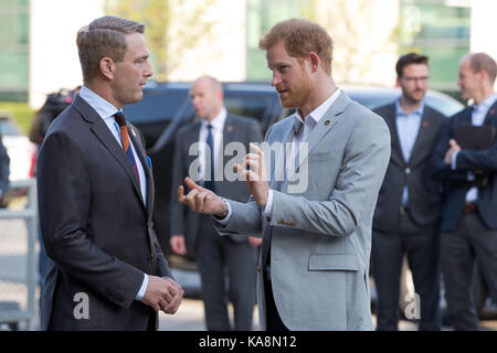 Il principe Harry, con Michael burns, CEO di invictus giochi, arrivando per l'istituto canadese per militari e il veterano la ricerca sanitaria (cimvhr) conferenza presso il centro beanfield a Toronto in Canada. Foto Stock