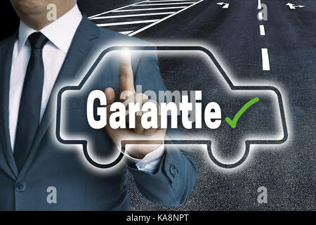 Garantie (in tedesco di garanzia) con touchscreen per auto è azionato dall'uomo. Foto Stock