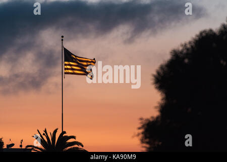 Un americano a stelle e strisce bandiera al tramonto in Fort Mason, San Francisco, California, Stati Uniti d'America Foto Stock