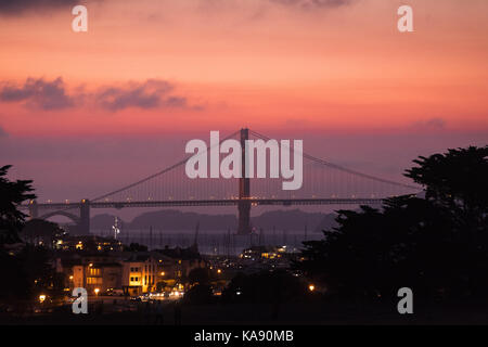 Golden Gate Bridge visto da Fort Mason al tramonto, San Francisco, California, Stati Uniti d'America Foto Stock