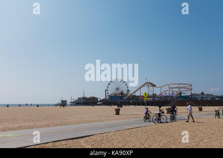 Santa Monica Pier visto dal Santa Monica State Beach, Santa Monica, California, Stati Uniti d'America Foto Stock