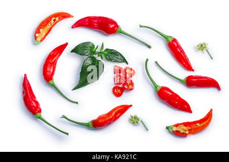 Aji brasiliano bonanza pepe (c. baccatum), cialde, a dadini, split, foglie, fiori. tracciati di ritaglio, ombre separate, vista dall'alto Foto Stock