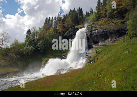 Steinsdalsfossen cascata nel fiume di Steine, paesaggio scenico con cascata circondata da montagne e rocce Foto Stock