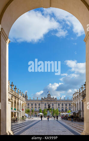 Rue Héré vista attraverso l'arco Héré, guardando verso Place Stanislas, Nancy Lorraine, Francia Foto Stock