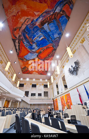 VIENNA, Austria - Settembre, 2017: Parlamentare locali nei grandi Redoutensaal del Palazzo Imperiale di Hofburg. Nazionali e il Consiglio federale sedersi qui. Foto Stock
