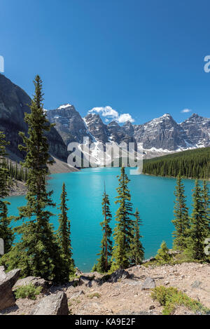 Bellissimo il Lago Moraine nelle montagne rocciose canadesi Foto Stock