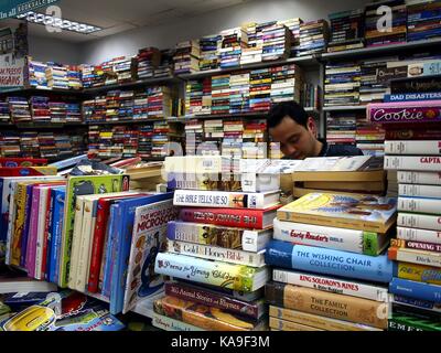 Mandaluyong city, Filippine - 24 settembre 2017: i clienti all'interno di un usato e l'eccedenza bookstore. Foto Stock