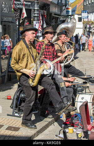 Gli artisti di strada - gli artisti di strada o buskers swervy mondo giocando nel centro di St Ives in Cornovaglia. Foto Stock