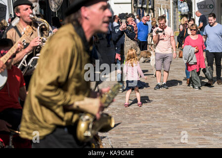 Gli artisti di strada - una giovane ragazza a ballare come gli artisti di strada o buskers swervy mondo eseguire nel centro di St Ives in Cornovaglia. Foto Stock