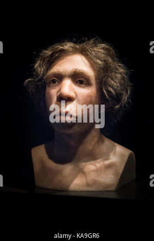 Berlino. Germania. Busto di Homo neanderthalensis (l'uomo di Neandertal) il silicio e la ricostruzione di un cranio trovato a Le Moustier, credeva di essere quella di un Foto Stock