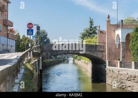 Il naviglio Martesana in lombardia, italia è un canale da Milano al fiume Adda con una corsia di ciclismo Foto Stock
