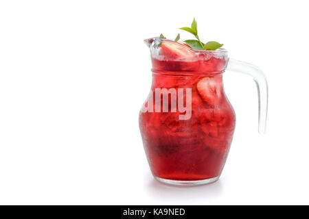 Strawberry mojito bevanda con fette di fragole su sfondo bianco Foto Stock