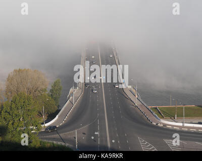 Ponte kanavinskiy nella nebbia Foto Stock