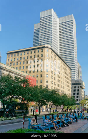 Persone seduti all'aperto su McGill College Avenue con la Confederazione edificio e luogo Ville Marie ufficio torre nel retro, Montreal, Quebec, Canada Foto Stock