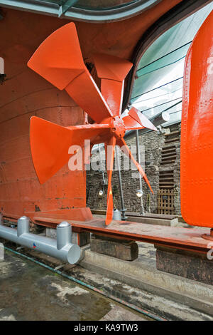 BRISTOL Inghilterra centro città e porto sul fiume Avon A HOTWELLS DOCKSIDE IL WESTERN DOCKYARD BRUNELS SS GRAN BRETAGNA RED elica e timone Foto Stock