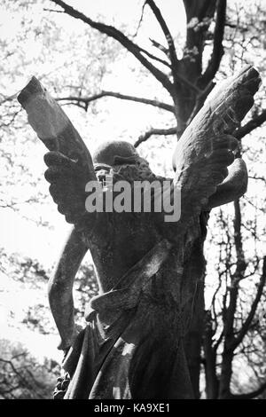 RAHWAY, NEW JERSEY - Aprile 28, 2017: dettagli di un angelo statua in cima a una tomba presso il Cimitero di Rahway Foto Stock