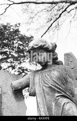 RAHWAY, NEW JERSEY - Aprile 28, 2017: dettagli di un angelo statua in cima a una tomba presso il Cimitero di Rahway Foto Stock