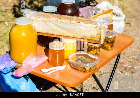 Dolce miele freschi pronti per la vendita presso il tradizionale mercato degli agricoltori Foto Stock
