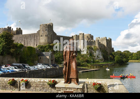 Statua di Enrico VII a Pembroke Castle, Pembrokeshire, Galles Foto Stock