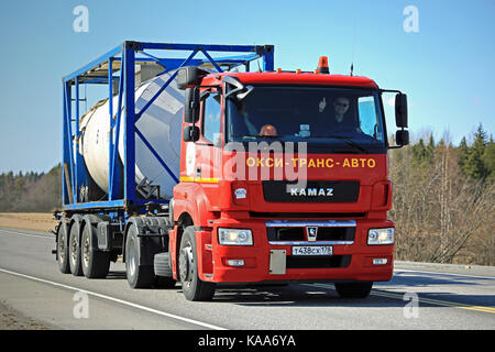 Forssa, Finlandia - 1 maggio 2017: rosso russo kamaz t1840 carrello trasporta il contenitore del serbatoio lungo la strada in Finlandia, dove il Kamaz sono raramente visto. tru Foto Stock