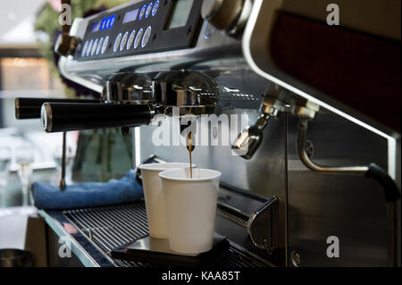 Un industriale macchina da caffè si prepara un caffè al mattino Foto Stock