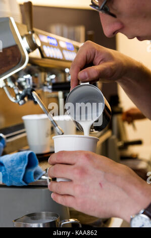 Un industriale macchina da caffè si prepara un caffè al mattino Foto Stock