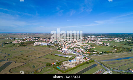 Vista aerea di beauvoir sur mer villaggio in Vandea, fran Foto Stock