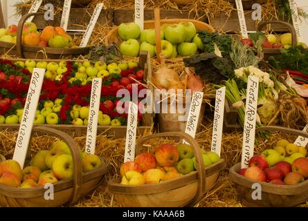 Le mele in cesti sulla pressione di stallo Foto Stock