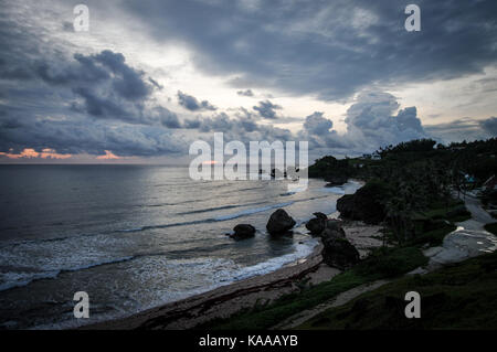 Sunrise over Bathsheba sulla costa est di Barbados Foto Stock