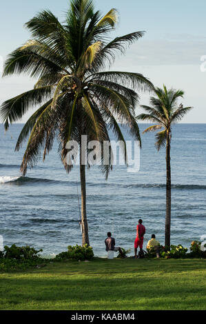 Tre uomini in linea di pesca sul Bathsheba beach - Costa Est di Barbados Foto Stock