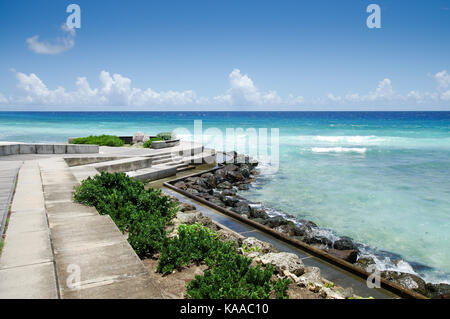 Richard Haynes Boardwalk che corre lungo la spiaggia di Hastings sulla costa ovest di Barbados Foto Stock