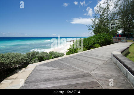 Richard Haynes Boardwalk che corre lungo la spiaggia di Hastings sulla costa ovest di Barbados Foto Stock