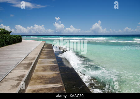 Richard Haynes Boardwalk che corre lungo la spiaggia di Hastings sulla costa ovest di Barbados Foto Stock