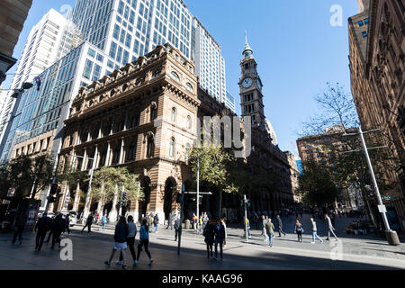 La facciata principale dell'ex edificio del General Post Office (GPO) con la sua torre dell'orologio alta 73 metri in Martin Place, Sydney, New South Foto Stock