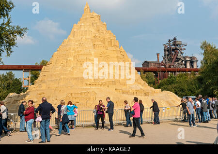 Record il castello di sabbia che ha guadagnato una voce nel Guinness dei record nel Parco Landschafts Duisburg Nord, Germania, 2017, Foto Stock