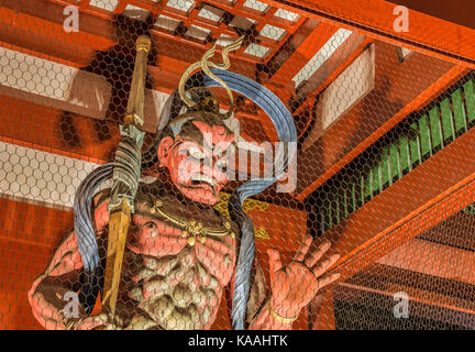 Scultura 'Ni-ou' (stile a bocca aperta) alla porta di Hozomon, la porta d'ingresso al Tempio senso-ji. Foto Stock