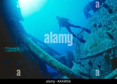 L'Egitto. Mar Rosso. Scuba diving. Sommozzatore su SS Thistlegorm shipwreck. Foto Stock