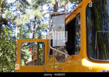 Dettaglio di un giallo 1977 Mack/kme pumper al trentasettesimo "apparecchiatura antincendio show e muster a wheatonarts, a Millville, nj. Foto Stock