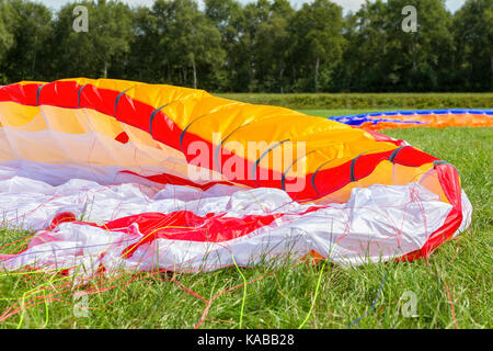 Paracadute di parapendio giacente in verde prato Foto Stock