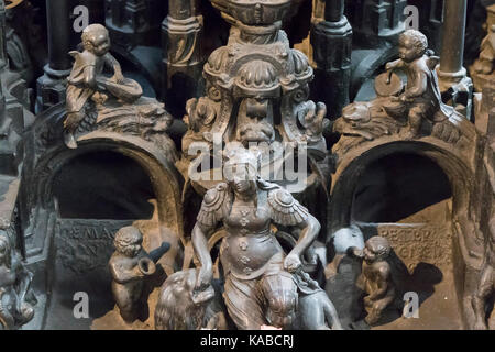 Santuario di San Sebaldus, Sebalduskirche, Norimberga, il cenotafio di 1397, bronzo scultura esterna da Peter Vischer il vecchio e i suoi figli, 1508-19. Foto Stock