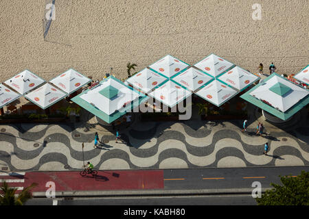 Ristorante alfresco accanto alla spiaggia di Copacabana, rio de janeiro, Brasile, Sud America Foto Stock