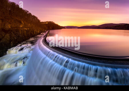 Sunrise over croton dam, ny e il rafforzamento del suo stramazzo cascata. Una lunga esposizione e il Natural motion blur crea un artistico liscia e vellutata Foto Stock