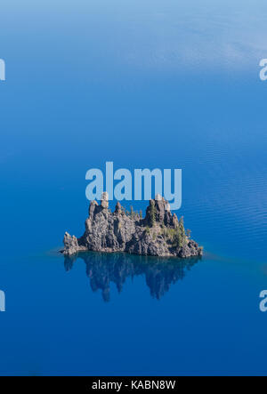 Phantom Ship nel cratere del lago verticale con acqua blu sopra Foto Stock