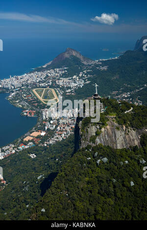 Cristo Redentore in cima a Corcovado, Rodrigo de Freitas Lagoon, e Jockey Club Brasileiro, Rio de Janeiro, Brasile, Sud America - aereo Foto Stock